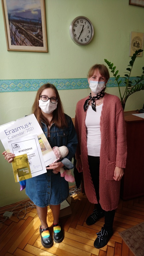 Zofia Znaj z nauczycielem bibliotekarzem - Pauliną Pacyną-Dawid